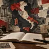 Composizione editoriale concettuale con libro, giornali e mappa d’Italia dedicata a Giampaolo Pansa