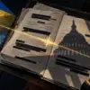 Illustrazione editoriale della telefonata Trump-Zelensky con ricevitori, trascrizione e ombra del Campidoglio