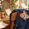 Pesce di carta su una giacca tra simboli della primavera e della storia del primo aprile